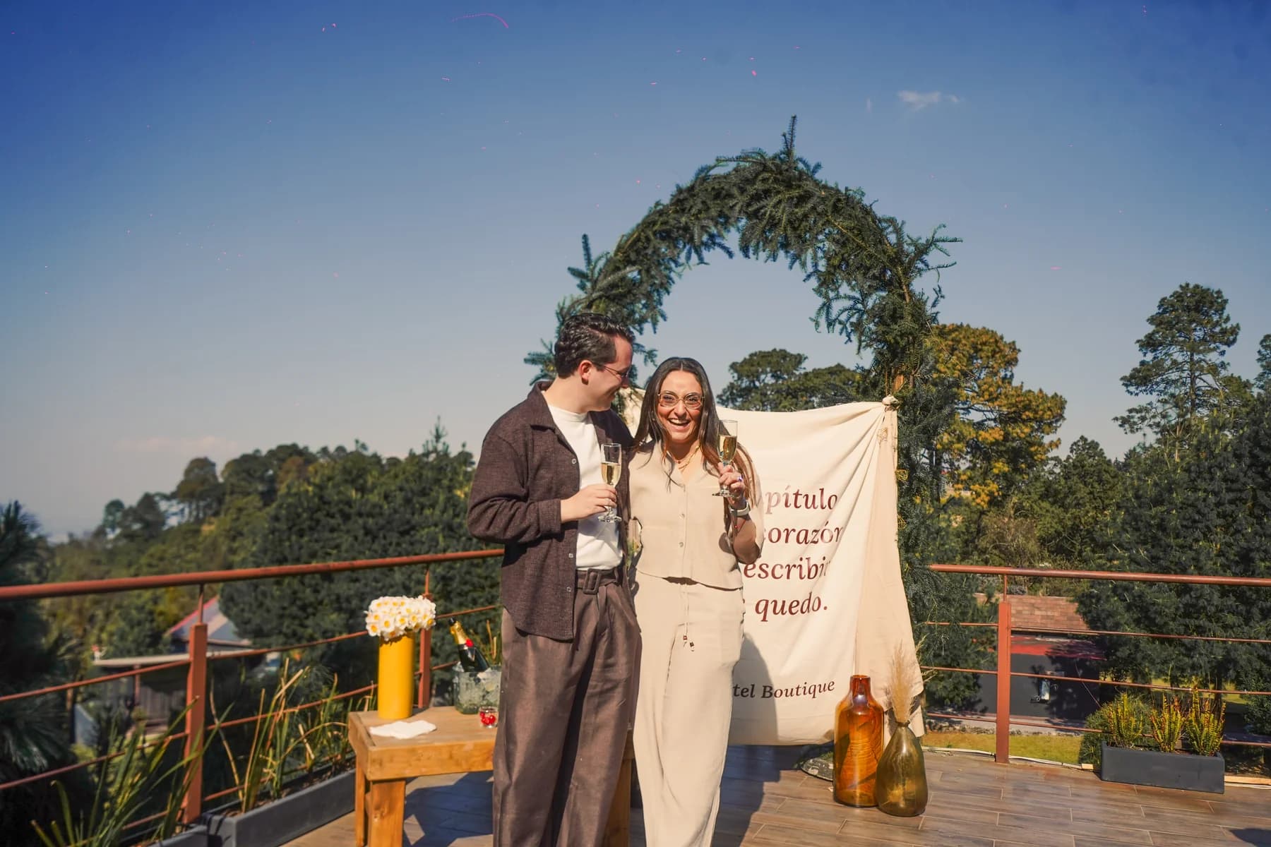 Brindis en pareja al atardecer en Orgánico Ajusco