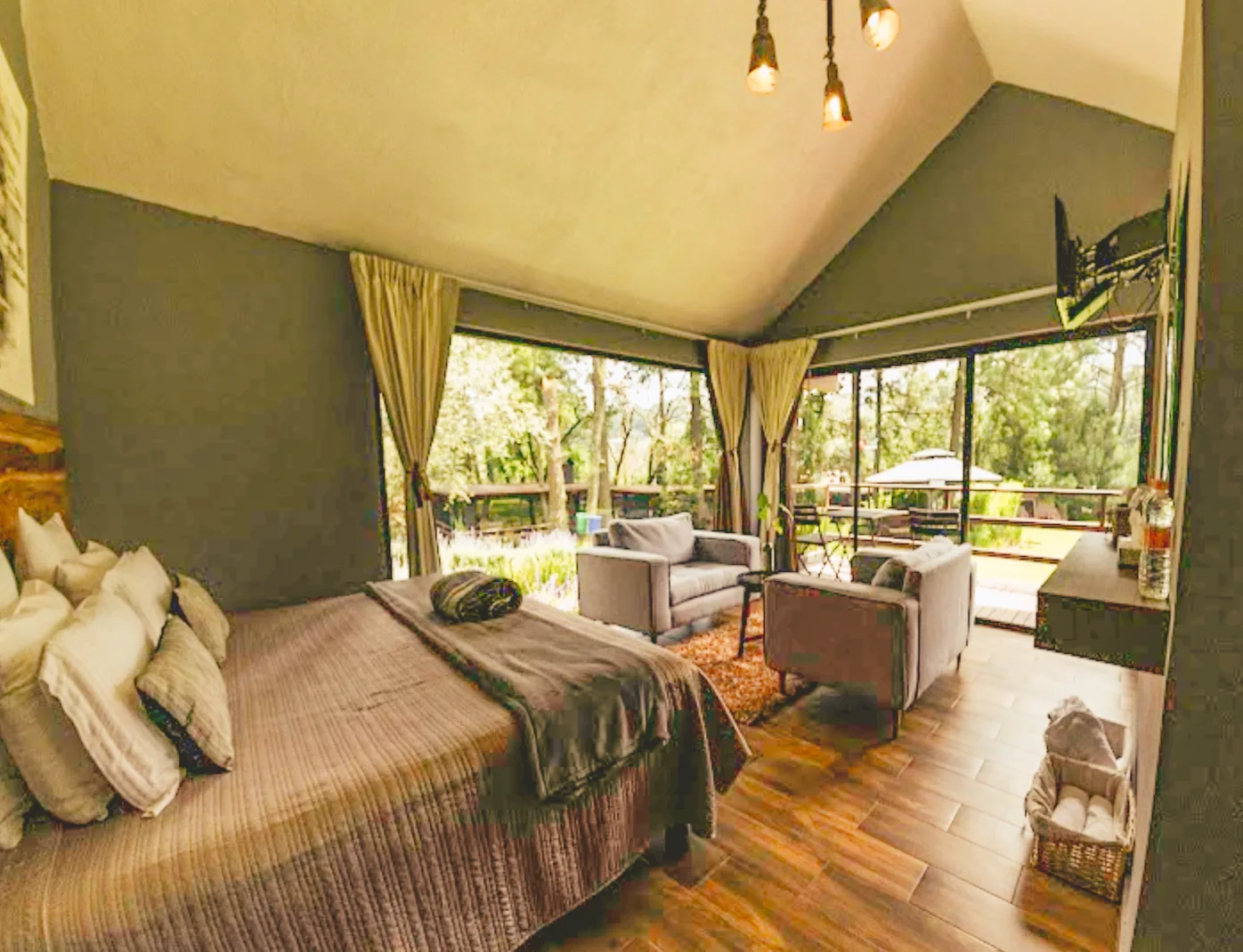 Cama cómoda de madera en suite de montaña